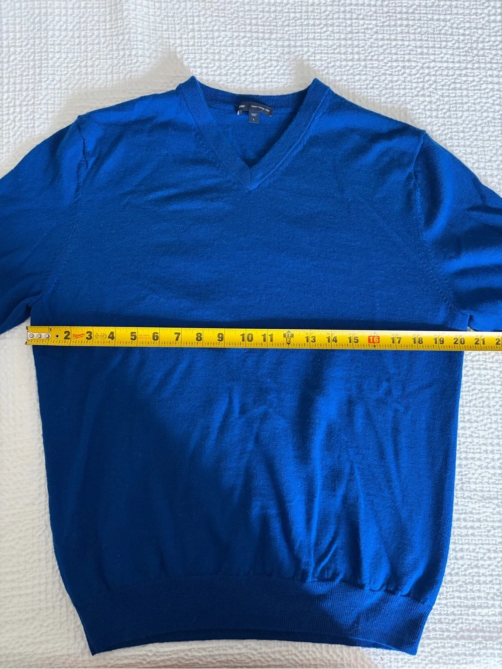 Italian Merino Wool V-Neck Sweater in a deep rich Blue Large - GAP minor flaw